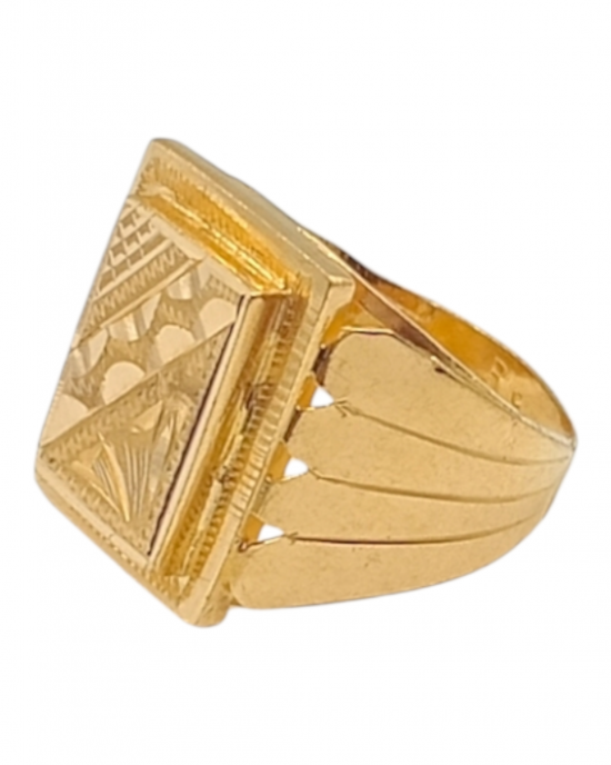 Gleaming Gold Gents Ring