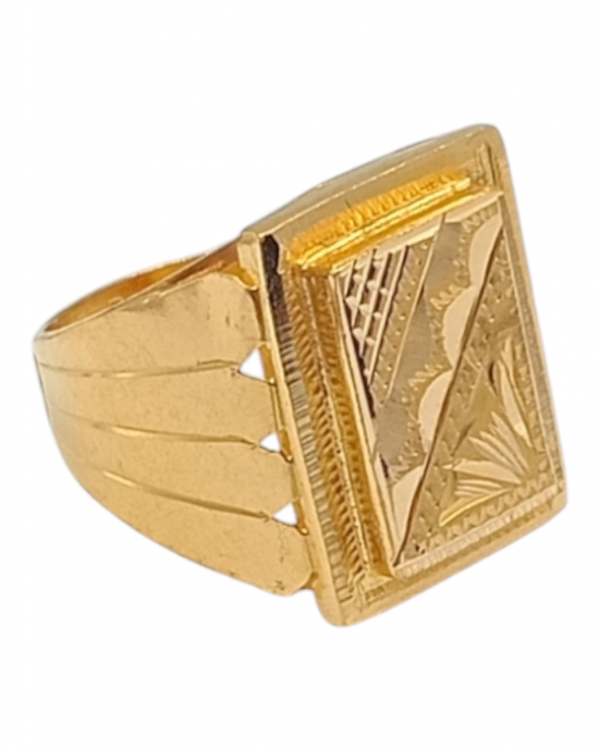 Gleaming Gold Gents Ring