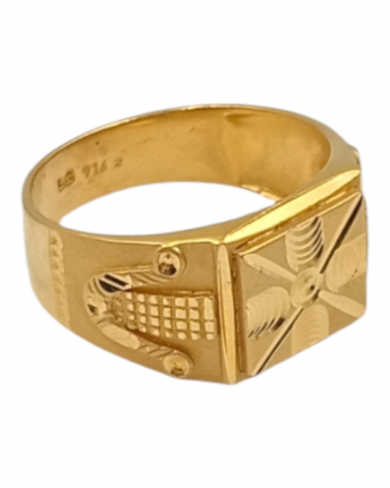 Captivating Gold Gents Ring