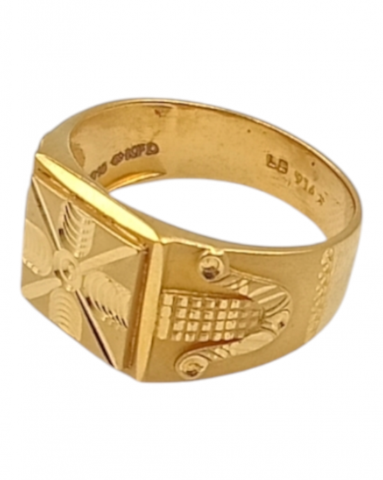 Captivating Gold Gents Ring