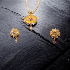 Modish Gold Pendant Set