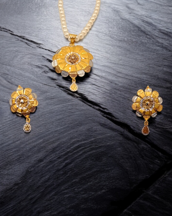 Modish Gold Pendant Set