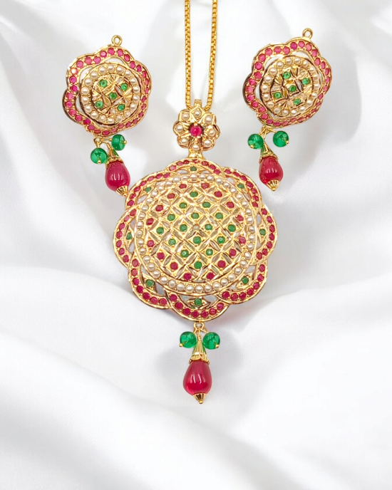 Regal Graceful Gold Jadau Pendant Set